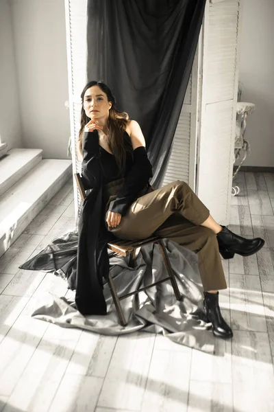 Jolie Femme Brune Dans Des Vêtements Style Mode Assis Sur — Photo