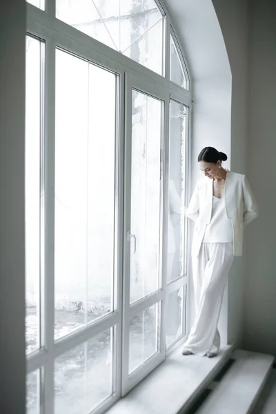 Mulher Estilo Moda Roupas Brancas Posando Perto Janela Estúdio — Fotografia de Stock