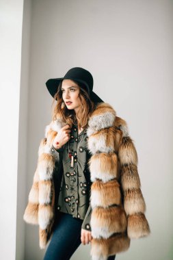 Stüdyoda moda kızı portresi 