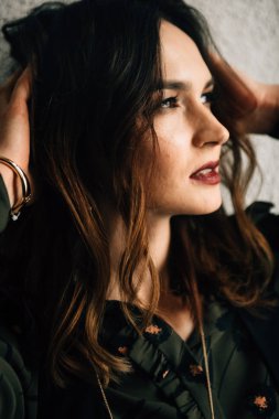 Stüdyoda moda kızı portresi 