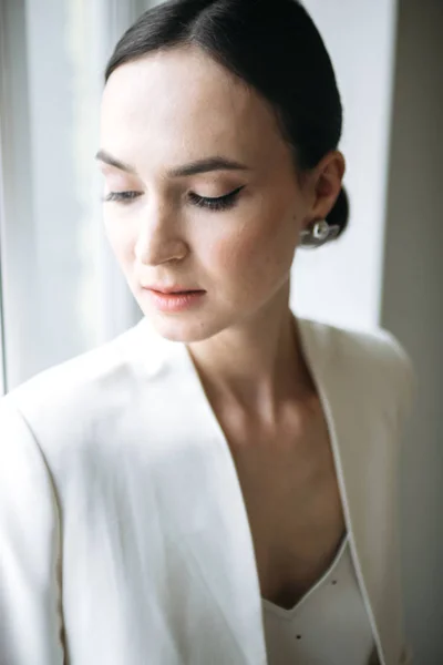 Mode Stijl Vrouw Witte Kleren Poseren Buurt Van Venster Studio — Stockfoto