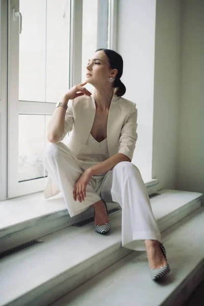 Mode Style Femme Blanc Vêtements Posant Près Fenêtre Studio — Photo