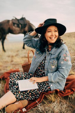 Mutlu kız gün batımında boho stilinde iyi vakit geçir. 