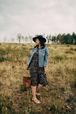 Mutlu kız gün batımında boho stilinde iyi vakit geçir. 