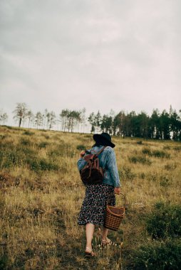 Mutlu kız gün batımında boho stilinde iyi vakit geçir. 