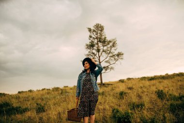 Mutlu kız gün batımında boho stilinde iyi vakit geçir. 