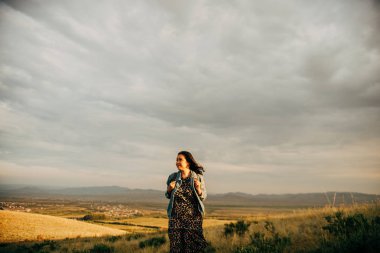Mutlu kız gün batımında boho stilinde iyi vakit geçir. 
