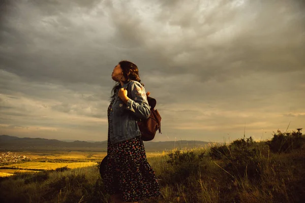 Menina Feliz Ter Bom Tempo Pôr Sol Estilo Boho — Fotografia de Stock