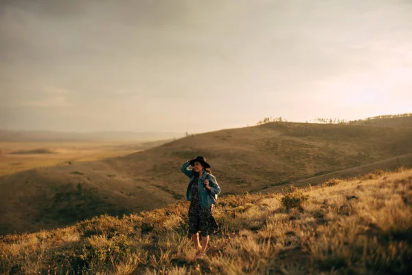 Menina Feliz Ter Bom Tempo Pôr Sol Estilo Boho — Fotografia de Stock