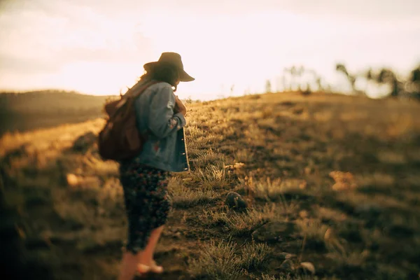 Menina Feliz Ter Bom Tempo Pôr Sol Estilo Boho — Fotografia de Stock