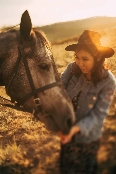 Menina Feliz Ter Bom Tempo Pôr Sol Estilo Boho — Fotografia de Stock