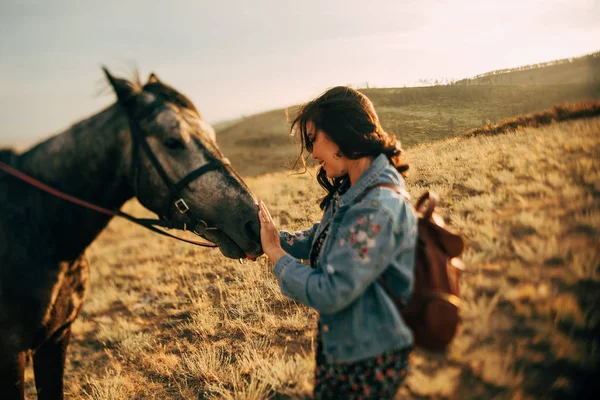 Menina Feliz Ter Bom Tempo Pôr Sol Estilo Boho — Fotografia de Stock