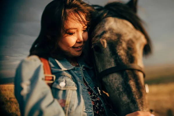 Menina Feliz Ter Bom Tempo Pôr Sol Estilo Boho — Fotografia de Stock