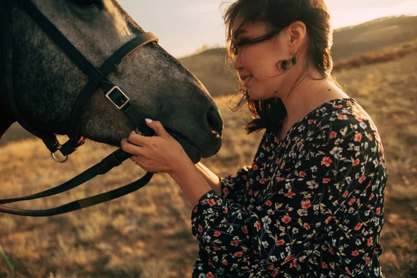 Menina Feliz Ter Bom Tempo Pôr Sol Estilo Boho — Fotografia de Stock