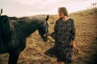 Mutlu kız gün batımında boho stilinde iyi vakit geçir. 