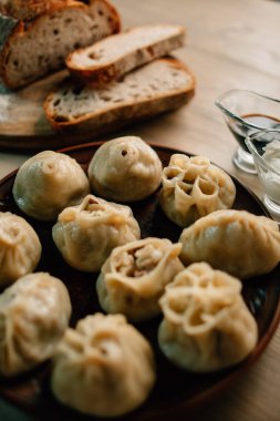 Ahşap masada geleneksel Moğol yemekleri