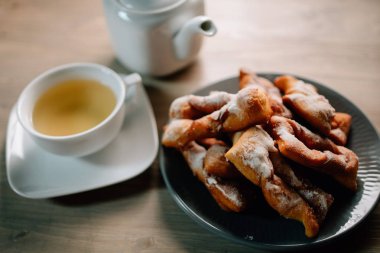 Ahşap masada geleneksel Moğol yemekleri