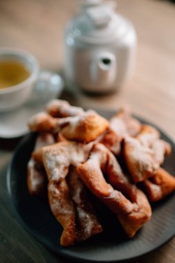 Ahşap masada geleneksel Moğol yemekleri