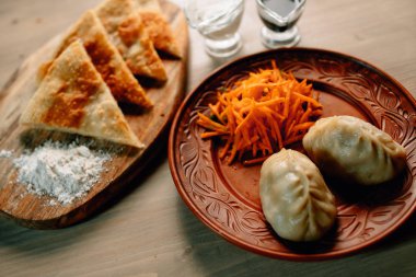 Ahşap masada geleneksel Moğol yemekleri