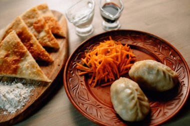 Ahşap masada geleneksel Moğol yemekleri