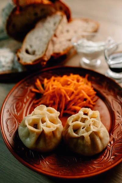 Монгольские Традиционные Блюда Деревянном Столе — стоковое фото