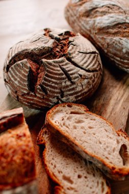 Tahtaya işlenmiş ekmek. 