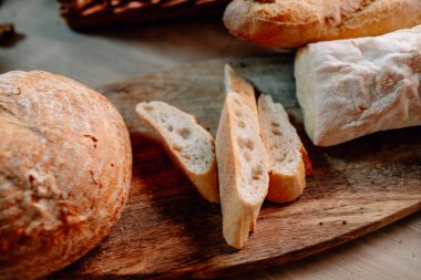 Tahta masadaki ekmek. 