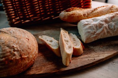 Tahta masadaki ekmek. 