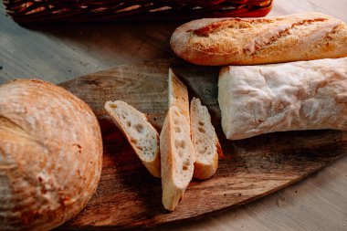 Tahta masadaki ekmek. 