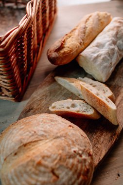 Tahta masadaki ekmek. 