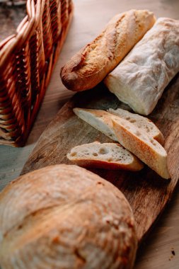 Tahta masadaki ekmek. 