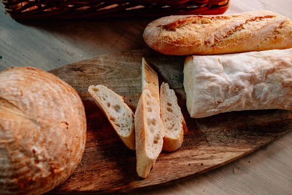 Tahta masadaki ekmek. 