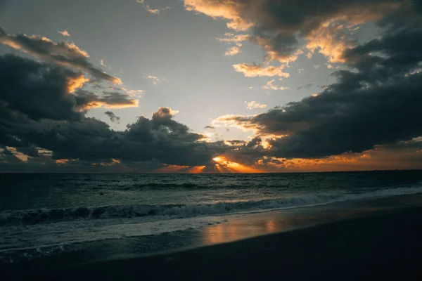 Vista Praia Durante Belo Pôr Sol Céu — Fotografia de Stock