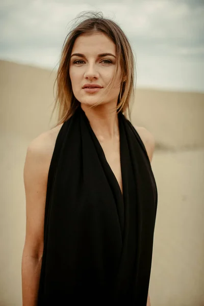 Çölde Siyah Elbiseli Kadın Portresi — Stok fotoğraf