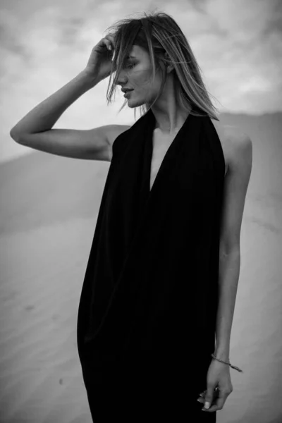 Woman Portrait Black Dress Desert — Stock Photo, Image