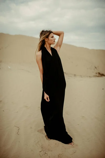 Retrato Mulher Vestido Preto Deserto — Fotografia de Stock