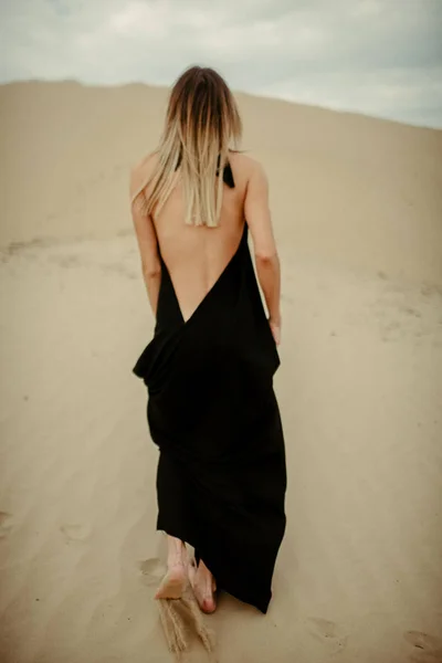 Γυναίκα Πορτρέτο Μαύρο Φόρεμα Στην Έρημο — Φωτογραφία Αρχείου