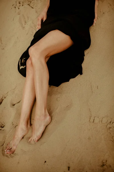 砂漠の黒いドレスの女性 — ストック写真