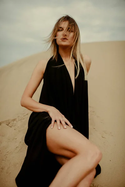 Woman Black Dress Desert — 스톡 사진