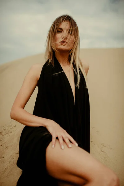 Mujer Vestida Negro Desierto — Foto de Stock