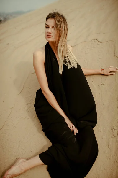 Mujer Vestida Negro Desierto — Foto de Stock