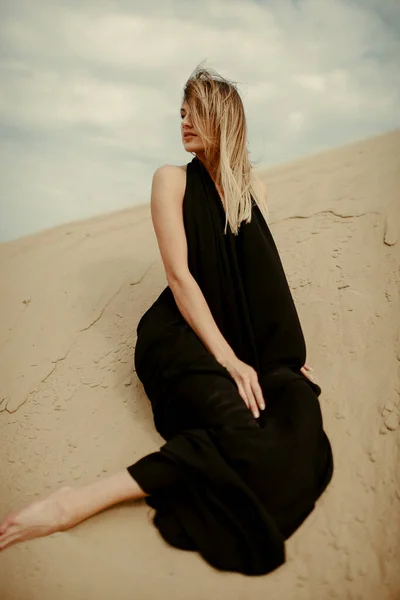 Mulher Vestido Preto Deserto — Fotografia de Stock