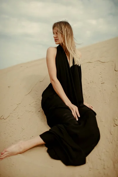 Γυναίκα Μαύρο Φόρεμα Στην Έρημο — Φωτογραφία Αρχείου