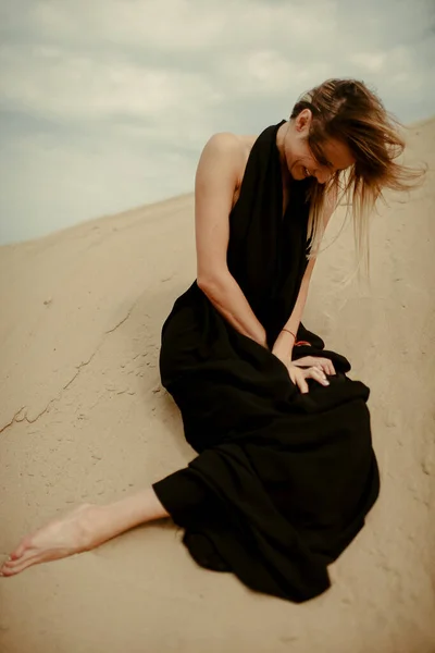 Mujer Vestida Negro Desierto — Foto de Stock