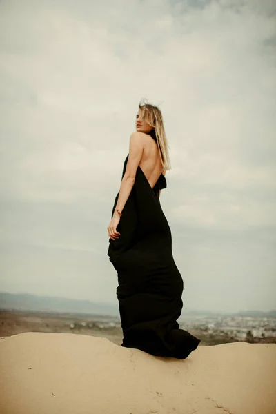沙漠中穿着黑色衣服的女人 — 图库照片