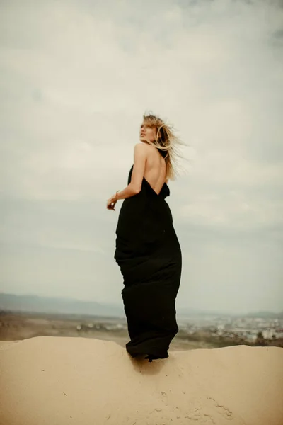 沙漠中穿着黑色衣服的女人 — 图库照片