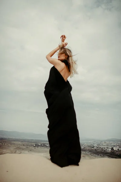 Mulher Vestido Preto Deserto — Fotografia de Stock