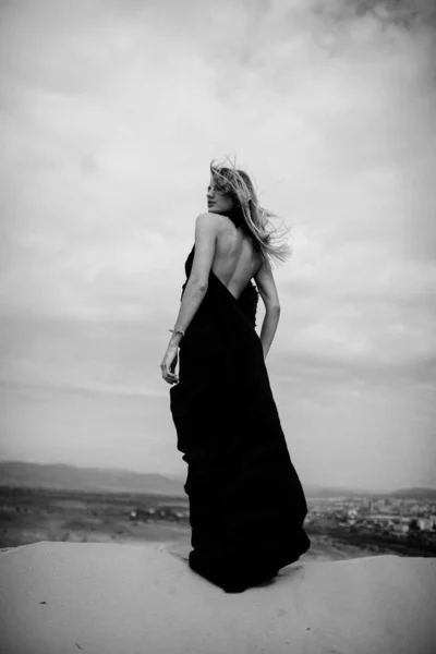 砂漠の黒いドレスの女性 — ストック写真
