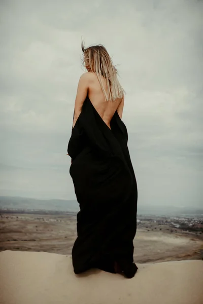 Mulher Vestido Preto Deserto — Fotografia de Stock