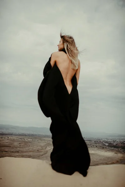 Mulher Vestido Preto Deserto — Fotografia de Stock